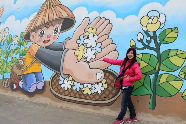 三春老樹稻田彩繪: 【彰化景點】花壇三春老樹&三家春彩繪牆~百年老樹祈求好姻緣/廟會陣頭好熱鬧/醒獅團戲梅花樁/鄉村花農務實的生活樂趣