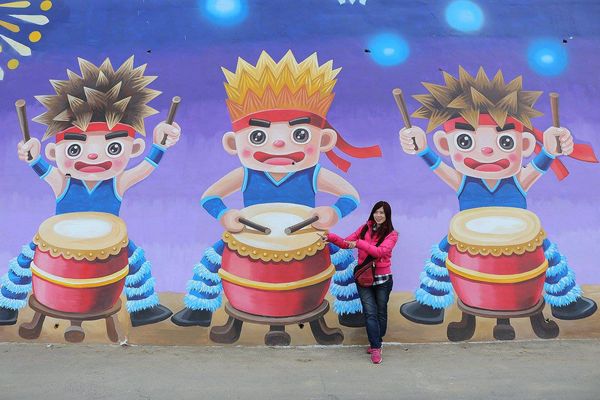 三春老樹稻田彩繪: 【彰化景點】花壇三春老樹&三家春彩繪牆~百年老樹祈求好姻緣/廟會陣頭好熱鬧/醒獅團戲梅花樁/鄉村花農務實的生活樂趣