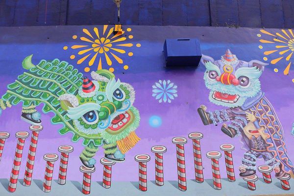 三春老樹稻田彩繪: 【彰化景點】花壇三春老樹&三家春彩繪牆~百年老樹祈求好姻緣/廟會陣頭好熱鬧/醒獅團戲梅花樁/鄉村花農務實的生活樂趣