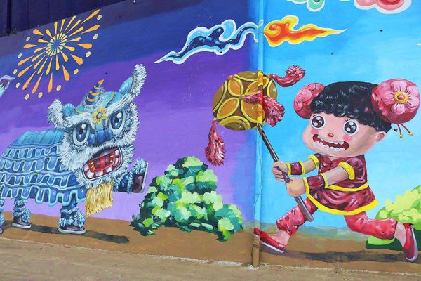 三春老樹稻田彩繪: 【彰化景點】花壇三春老樹&三家春彩繪牆~百年老樹祈求好姻緣/廟會陣頭好熱鬧/醒獅團戲梅花樁/鄉村花農務實的生活樂趣