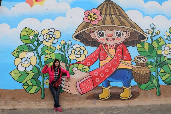 三春老樹稻田彩繪: 【彰化景點】花壇三春老樹&三家春彩繪牆~百年老樹祈求好姻緣/廟會陣頭好熱鬧/醒獅團戲梅花樁/鄉村花農務實的生活樂趣