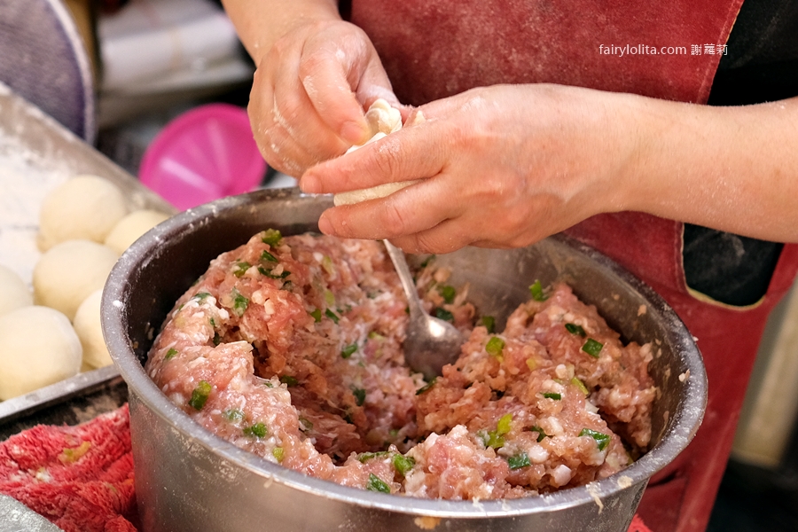 我終於吃到傳說中的爆餡12元水煎包了！值得排隊嗎？