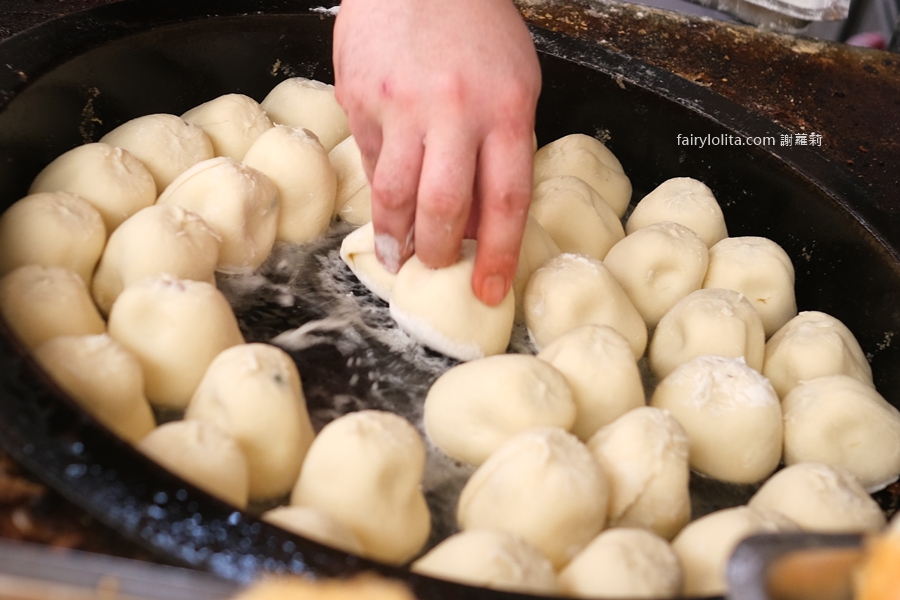 我終於吃到傳說中的爆餡12元水煎包了！值得排隊嗎？