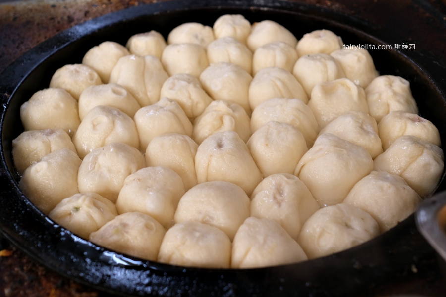 我終於吃到傳說中的爆餡12元水煎包了！值得排隊嗎？