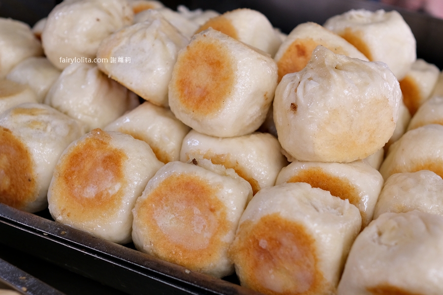 我終於吃到傳說中的爆餡12元水煎包了！值得排隊嗎？