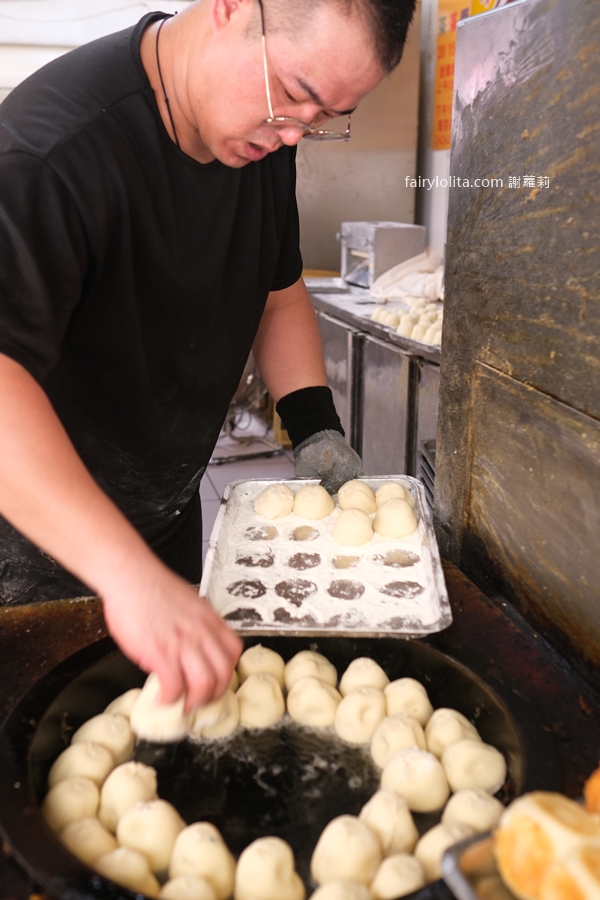 我終於吃到傳說中的爆餡12元水煎包了！值得排隊嗎？