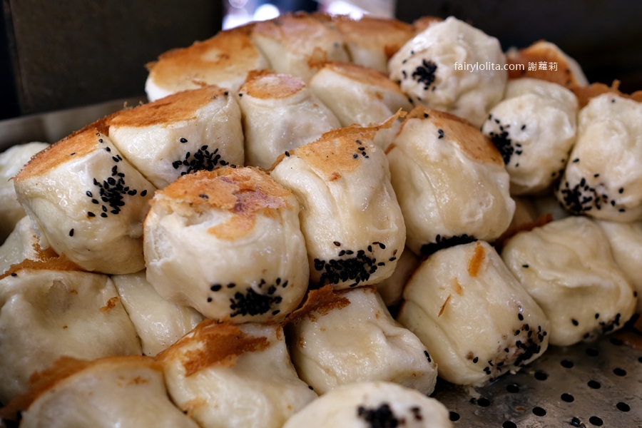 我終於吃到傳說中的爆餡12元水煎包了！值得排隊嗎？