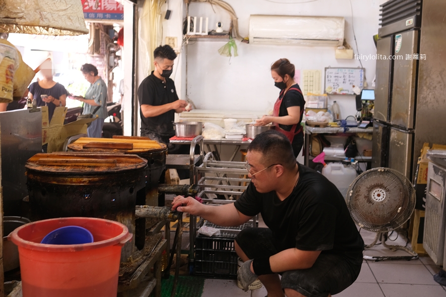 我終於吃到傳說中的爆餡12元水煎包了！值得排隊嗎？