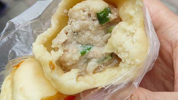 基隆市仁愛區遠東賴家水煎包｜基隆最好吃的水煎包之一，無時無刻都要排隊