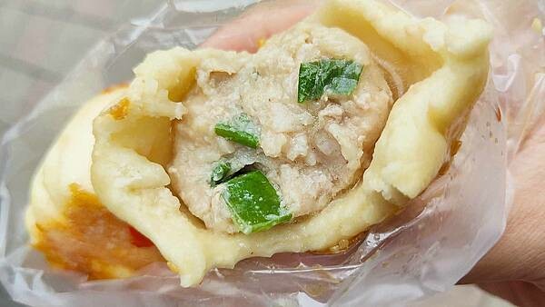 基隆市仁愛區遠東賴家水煎包｜基隆最好吃的水煎包之一，無時無刻都要排隊