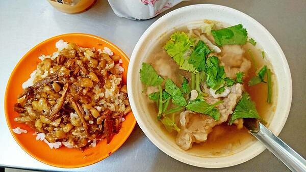 基隆市仁愛區遠東賴家水煎包｜基隆最好吃的水煎包之一，無時無刻都要排隊