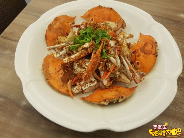 萬里美食海鮮料理》巧晏漁坊菜單價位大公開~料理獨特餐點美味平價的海產店~推薦烏魚子炒飯、桂花萬里蟹、握壽司。