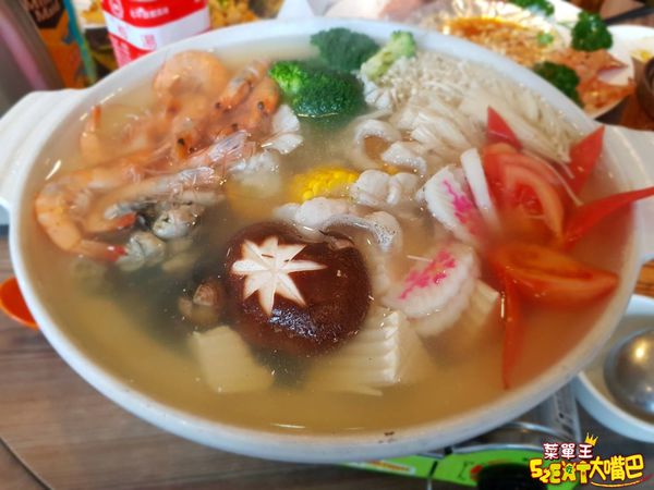 萬里美食海鮮料理》巧晏漁坊菜單價位大公開~料理獨特餐點美味平價的海產店~推薦烏魚子炒飯、桂花萬里蟹、握壽司。