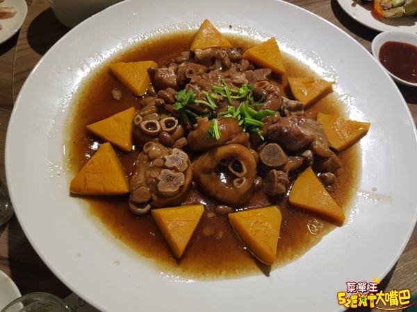 萬里美食海鮮料理》巧晏漁坊菜單價位大公開~料理獨特餐點美味平價的海產店~推薦烏魚子炒飯、桂花萬里蟹、握壽司。