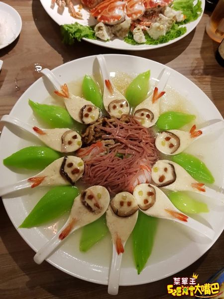 萬里美食海鮮料理》巧晏漁坊菜單價位大公開~料理獨特餐點美味平價的海產店~推薦烏魚子炒飯、桂花萬里蟹、握壽司。