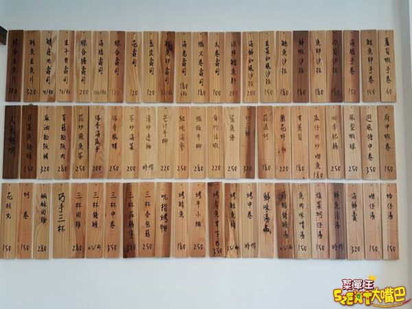 萬里美食海鮮料理》巧晏漁坊菜單價位大公開~料理獨特餐點美味平價的海產店~推薦烏魚子炒飯、桂花萬里蟹、握壽司。