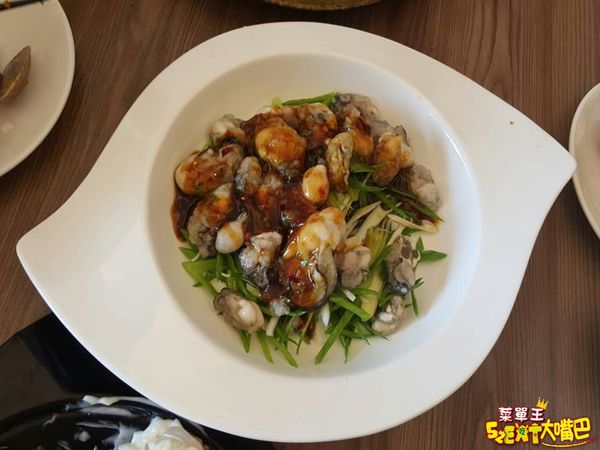 萬里美食海鮮料理》巧晏漁坊菜單價位大公開~料理獨特餐點美味平價的海產店~推薦烏魚子炒飯、桂花萬里蟹、握壽司。