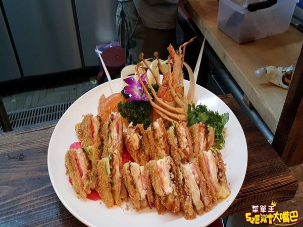 萬里美食海鮮料理》巧晏漁坊菜單價位大公開~料理獨特餐點美味平價的海產店~推薦烏魚子炒飯、桂花萬里蟹、握壽司。