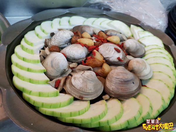 萬里美食海鮮料理》巧晏漁坊菜單價位大公開~料理獨特餐點美味平價的海產店~推薦烏魚子炒飯、桂花萬里蟹、握壽司。