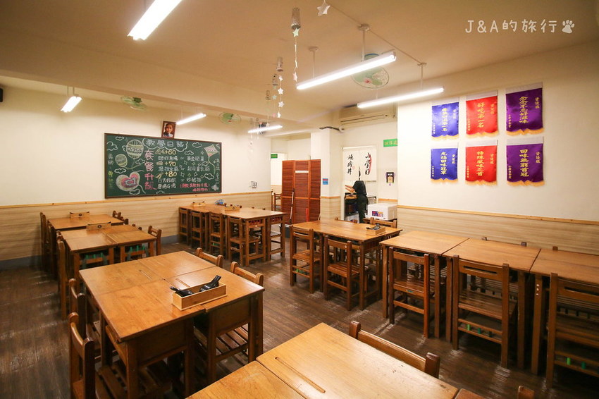 小學日燒肉丼 在教室裡吃燒肉丼,99元燒肉丼還有味噌湯喝到飽【內湖美食/捷運西湖/捷運港墘】 @J&A的旅行