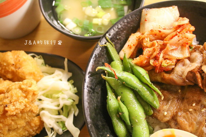 小學日燒肉丼 在教室裡吃燒肉丼,99元燒肉丼還有味噌湯喝到飽【內湖美食/捷運西湖/捷運港墘】 @J&A的旅行