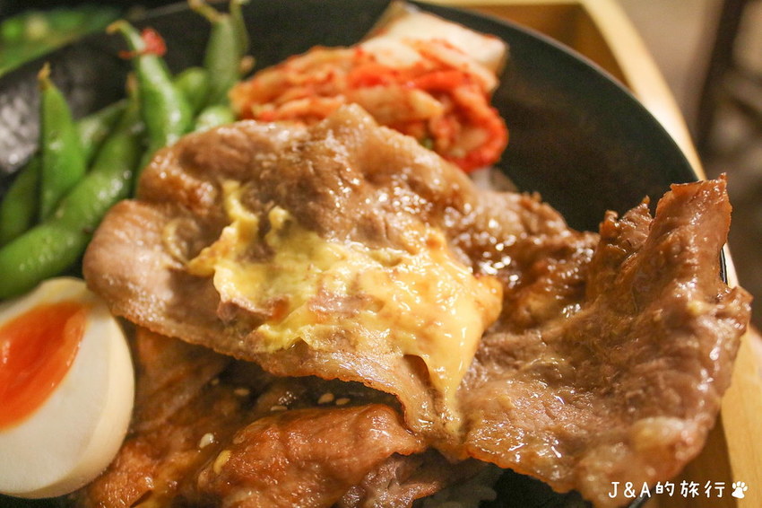 小學日燒肉丼 在教室裡吃燒肉丼,99元燒肉丼還有味噌湯喝到飽【內湖美食/捷運西湖/捷運港墘】 @J&A的旅行