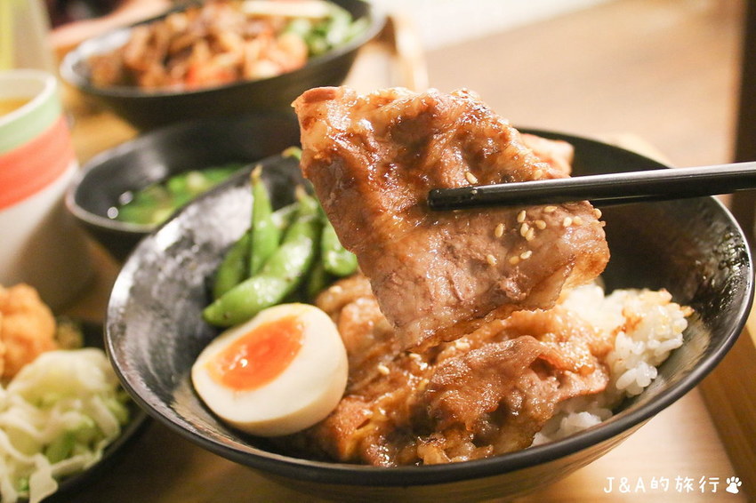 小學日燒肉丼 在教室裡吃燒肉丼,99元燒肉丼還有味噌湯喝到飽【內湖美食/捷運西湖/捷運港墘】 @J&A的旅行