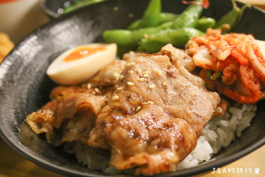小學日燒肉丼 在教室裡吃燒肉丼,99元燒肉丼還有味噌湯喝到飽【內湖美食/捷運西湖/捷運港墘】 @J&A的旅行