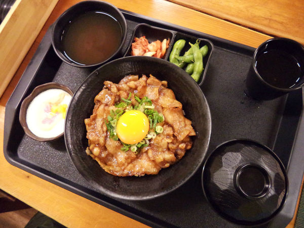 (美食-捷運西湖站)我的老天鵝阿~完勝!小學日燒肉丼食堂超越地表最強丼飯!