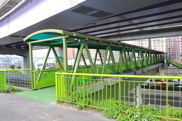 鴨鴨地景藝術公園 ( 鴨鴨公園 ):【新北市景點】三重鴨鴨地景藝術公園DUCKLING PARK~NO外星人的麥田圈/親子旅遊/賞花景點