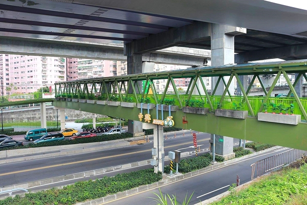 鴨鴨地景藝術公園 ( 鴨鴨公園 ):【新北市景點】三重鴨鴨地景藝術公園DUCKLING PARK~NO外星人的麥田圈/親子旅遊/賞花景點