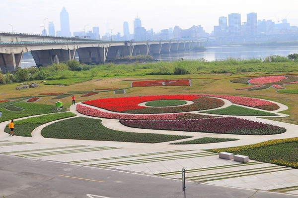 鴨鴨地景藝術公園 ( 鴨鴨公園 ):【新北市景點】三重鴨鴨地景藝術公園DUCKLING PARK~NO外星人的麥田圈/親子旅遊/賞花景點