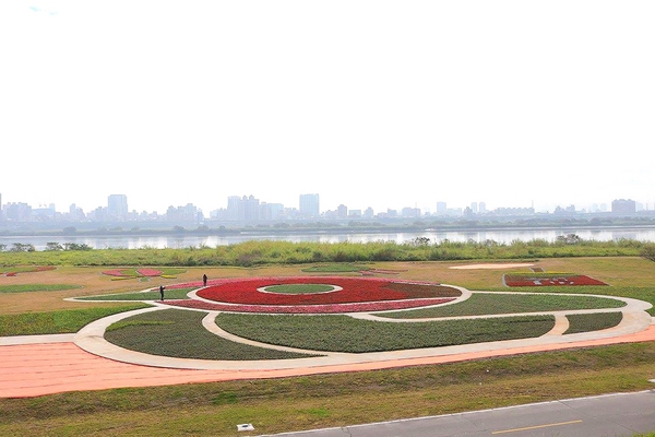 鴨鴨地景藝術公園 ( 鴨鴨公園 ):【新北市景點】三重鴨鴨地景藝術公園DUCKLING PARK~NO外星人的麥田圈/親子旅遊/賞花景點