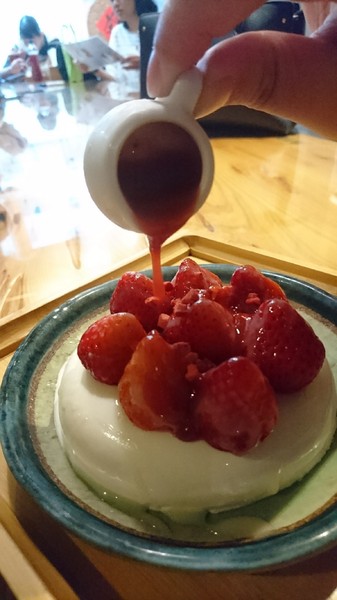 東門茶樓：高雄~東門茶樓~瑞豐夜市旁的手作冰品店~超推甜心圈草莓奶酪~幸福的滋味~