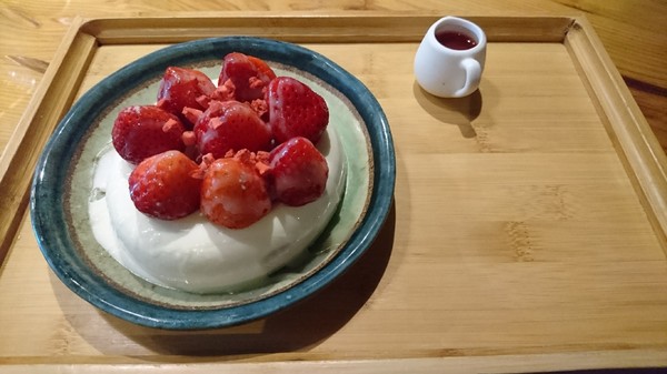 東門茶樓：高雄~東門茶樓~瑞豐夜市旁的手作冰品店~超推甜心圈草莓奶酪~幸福的滋味~