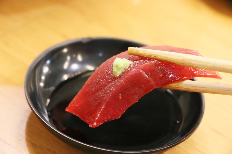 東港美食/華僑市場『東港曾鮮生魚片黑鮪魚專賣店』愛玩客推薦，每日限量，黑鮪魚豪華刺身拼盤(金三角、上腹、中腹、後腹、皮油、赤身)一次滿足！