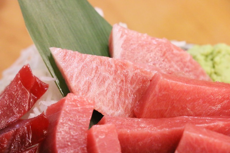 東港美食/華僑市場『東港曾鮮生魚片黑鮪魚專賣店』愛玩客推薦，每日限量，黑鮪魚豪華刺身拼盤(金三角、上腹、中腹、後腹、皮油、赤身)一次滿足！