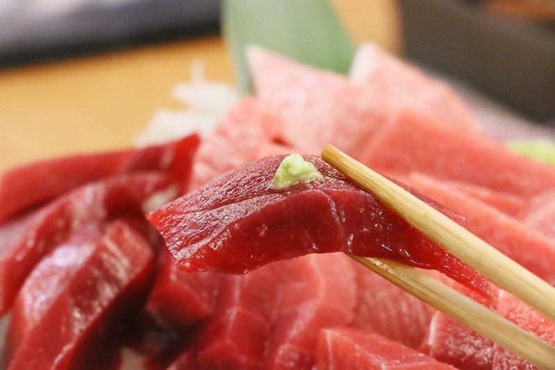 東港美食/華僑市場『東港曾鮮生魚片黑鮪魚專賣店』愛玩客推薦，每日限量，黑鮪魚豪華刺身拼盤(金三角、上腹、中腹、後腹、皮油、赤身)一次滿足！