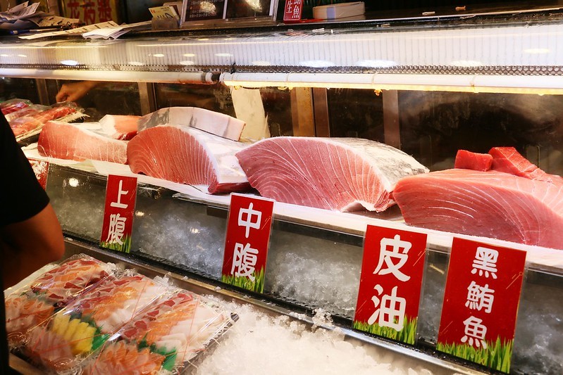 東港美食/華僑市場『東港曾鮮生魚片黑鮪魚專賣店』愛玩客推薦，每日限量，黑鮪魚豪華刺身拼盤(金三角、上腹、中腹、後腹、皮油、赤身)一次滿足！