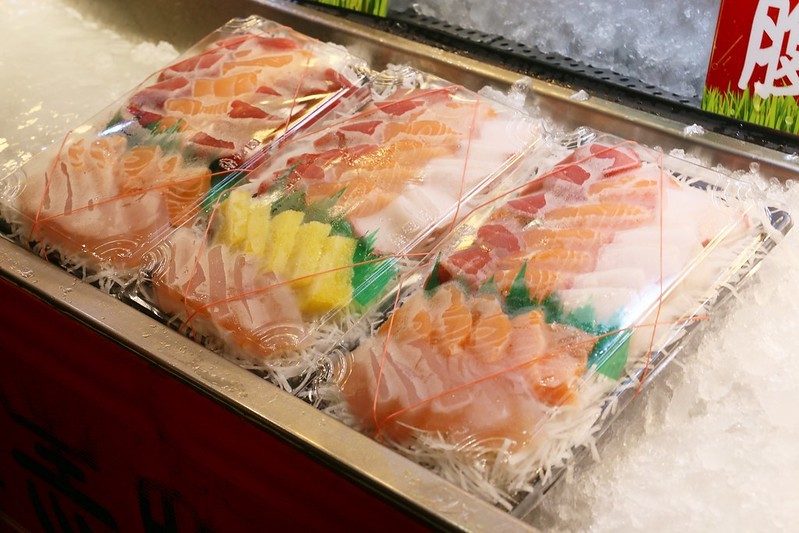 東港美食/華僑市場『東港曾鮮生魚片黑鮪魚專賣店』愛玩客推薦，每日限量，黑鮪魚豪華刺身拼盤(金三角、上腹、中腹、後腹、皮油、赤身)一次滿足！