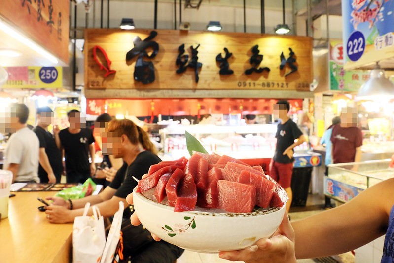 東港美食/華僑市場『東港曾鮮生魚片黑鮪魚專賣店』愛玩客推薦，每日限量，黑鮪魚豪華刺身拼盤(金三角、上腹、中腹、後腹、皮油、赤身)一次滿足！