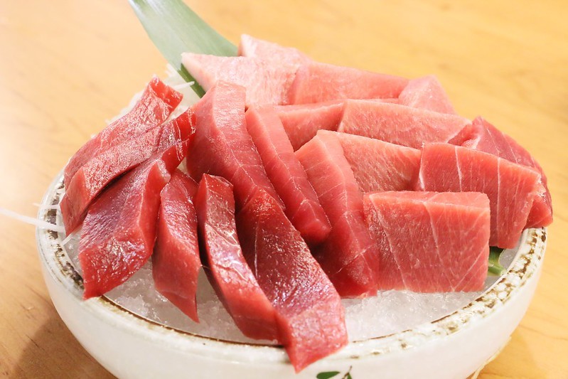 東港美食/華僑市場『東港曾鮮生魚片黑鮪魚專賣店』愛玩客推薦，每日限量，黑鮪魚豪華刺身拼盤(金三角、上腹、中腹、後腹、皮油、赤身)一次滿足！