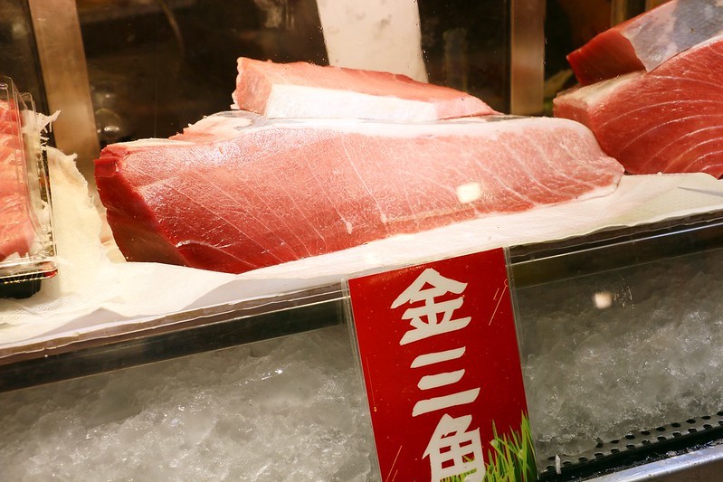 東港美食/華僑市場『東港曾鮮生魚片黑鮪魚專賣店』愛玩客推薦，每日限量，黑鮪魚豪華刺身拼盤(金三角、上腹、中腹、後腹、皮油、赤身)一次滿足！