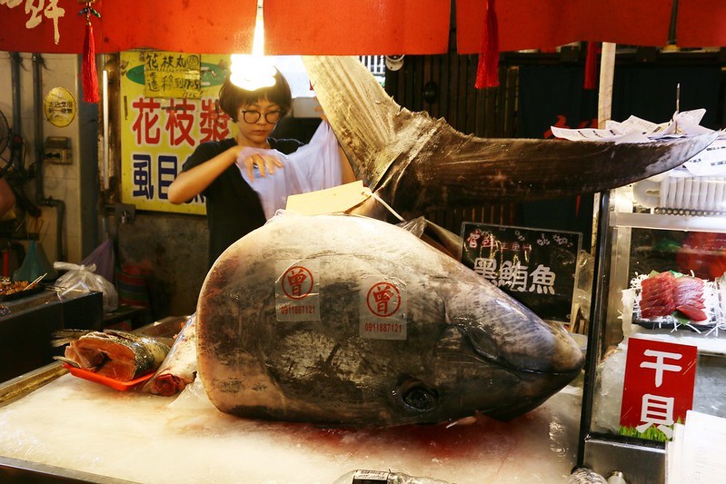 東港美食/華僑市場『東港曾鮮生魚片黑鮪魚專賣店』愛玩客推薦，每日限量，黑鮪魚豪華刺身拼盤(金三角、上腹、中腹、後腹、皮油、赤身)一次滿足！