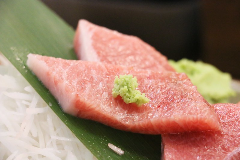 東港美食/華僑市場『東港曾鮮生魚片黑鮪魚專賣店』愛玩客推薦，每日限量，黑鮪魚豪華刺身拼盤(金三角、上腹、中腹、後腹、皮油、赤身)一次滿足！