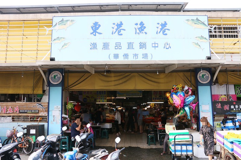 東港美食/華僑市場『東港曾鮮生魚片黑鮪魚專賣店』愛玩客推薦，每日限量，黑鮪魚豪華刺身拼盤(金三角、上腹、中腹、後腹、皮油、赤身)一次滿足！