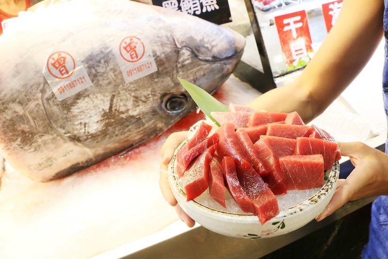 東港美食/華僑市場『東港曾鮮生魚片黑鮪魚專賣店』愛玩客推薦，每日限量，黑鮪魚豪華刺身拼盤(金三角、上腹、中腹、後腹、皮油、赤身)一次滿足！