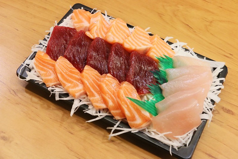 東港美食/華僑市場『東港曾鮮生魚片黑鮪魚專賣店』愛玩客推薦，每日限量，黑鮪魚豪華刺身拼盤(金三角、上腹、中腹、後腹、皮油、赤身)一次滿足！
