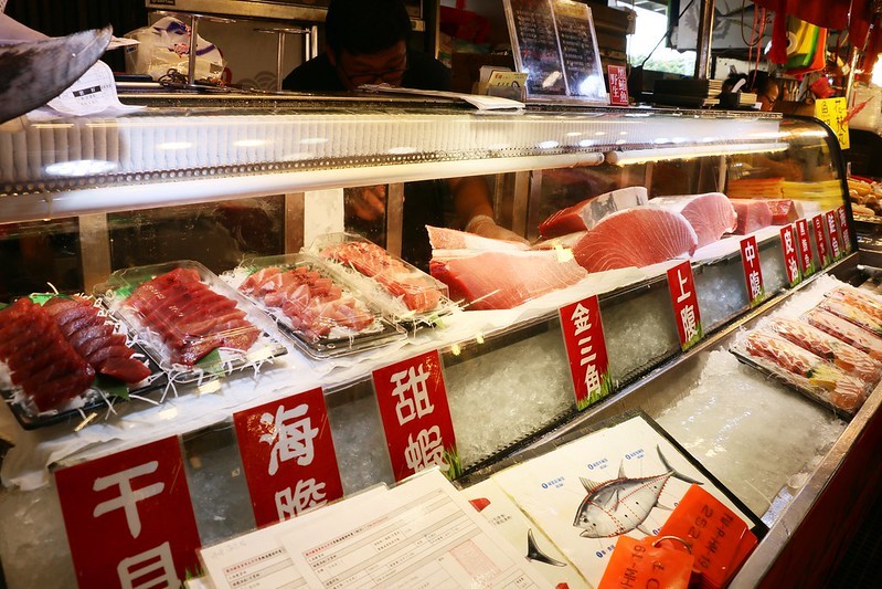 東港美食/華僑市場『東港曾鮮生魚片黑鮪魚專賣店』愛玩客推薦，每日限量，黑鮪魚豪華刺身拼盤(金三角、上腹、中腹、後腹、皮油、赤身)一次滿足！