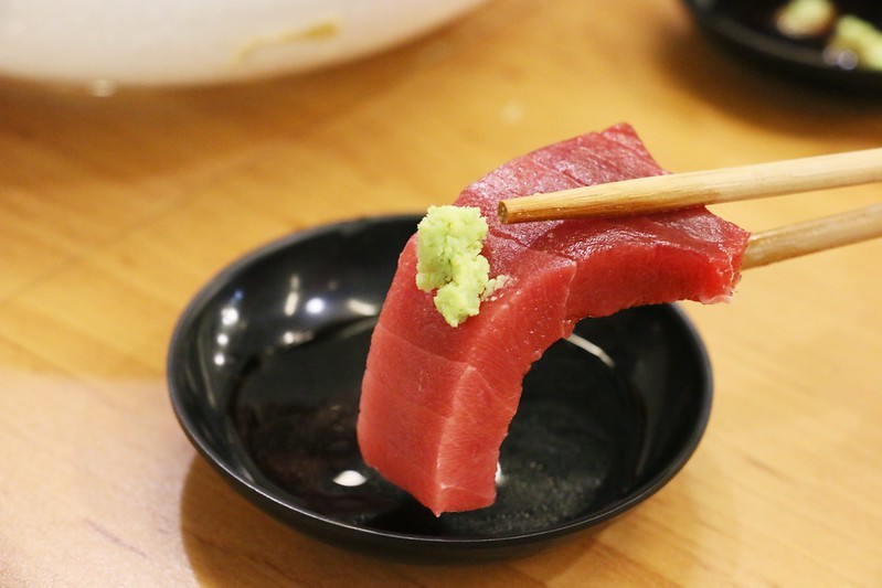 東港美食/華僑市場『東港曾鮮生魚片黑鮪魚專賣店』愛玩客推薦，每日限量，黑鮪魚豪華刺身拼盤(金三角、上腹、中腹、後腹、皮油、赤身)一次滿足！